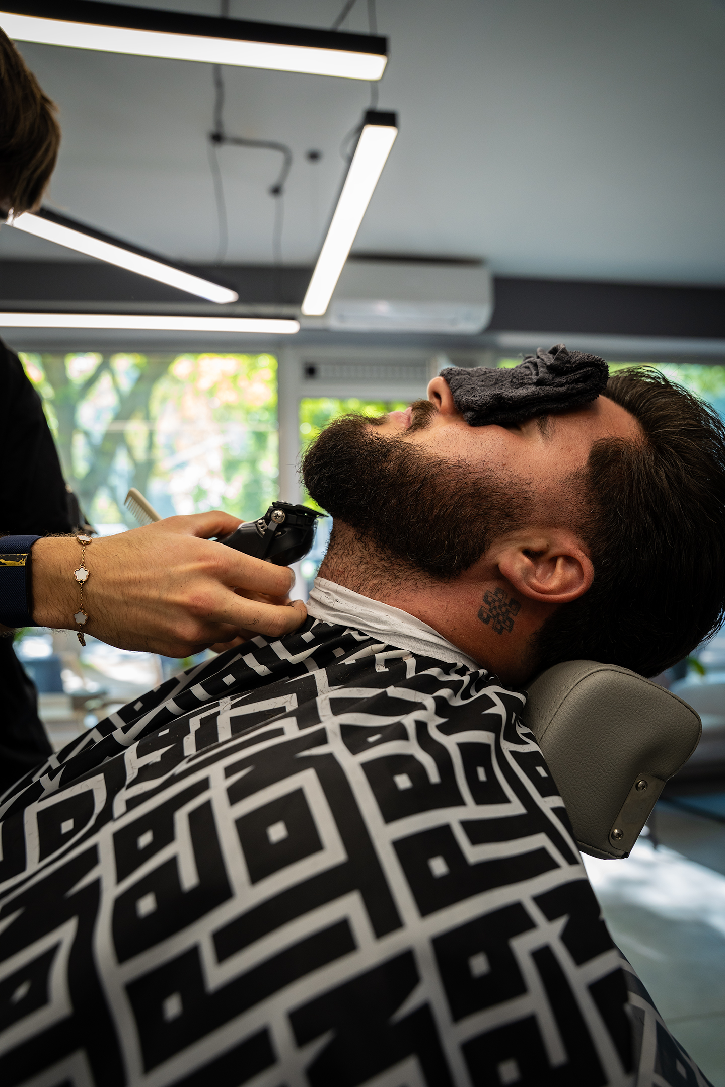Barber podczas pracy w Zatoka Barber Shop
